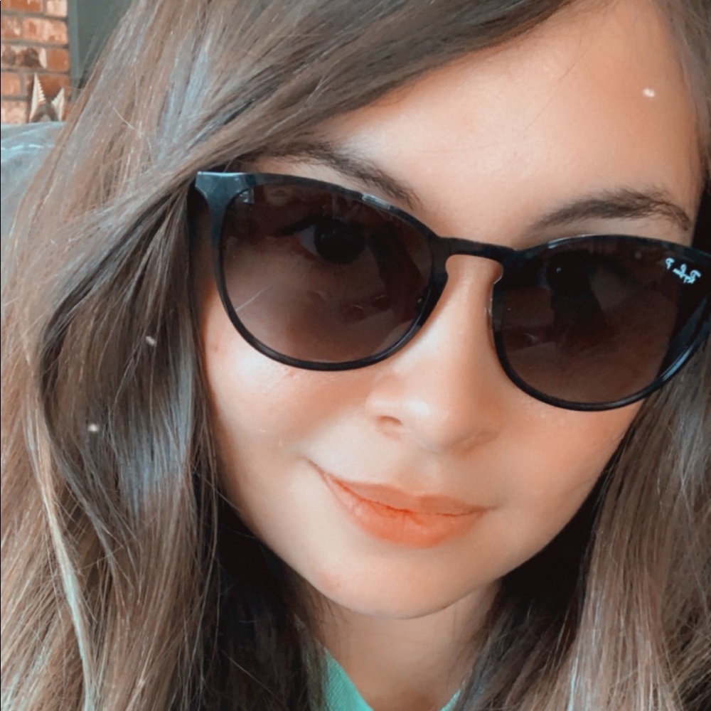 Meet your Posher, Alexis